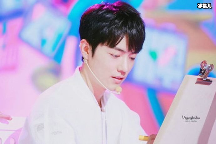 肖战微博之夜等待李宇春，握手鞠躬感谢五年前的伯乐之情