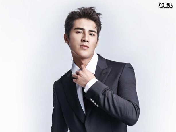 姜潮跪着给岳母洗脚，谁注意到妈妈脸色太让人心疼