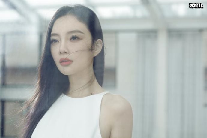 贾乃亮李小璐离婚后交谈并不尴尬，甜馨嚷着让爸爸抱