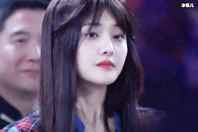 郑爽直播间在线吃鸭脖，滤镜关掉反应亮了！
