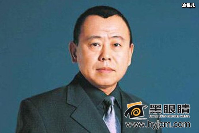 潘长江穿病号服录视频，模样憔悴头发乱表示开心就好