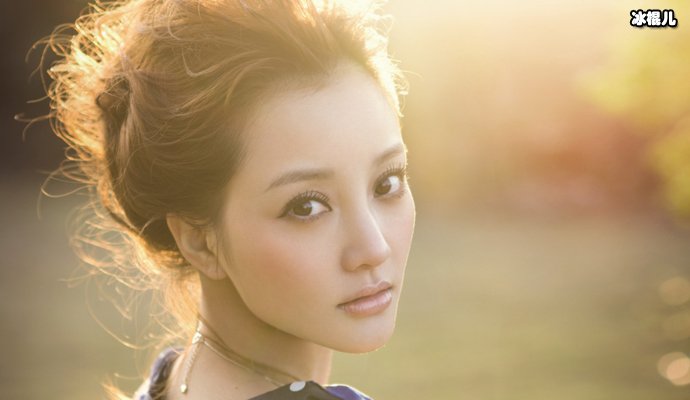 李小璐离婚后深夜酒吧畅玩，露肩吊彻底放飞自我
