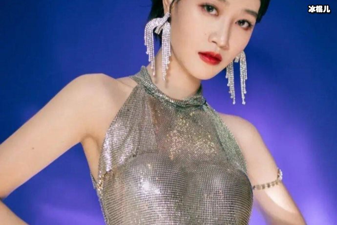 性感尤物张雨绮与“人间香奈儿”jennie撞衫，但身材气质完胜jennie！