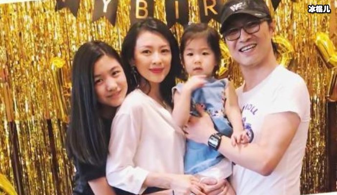 章子怡全家聚餐餐桌上玩你画我猜其乐融融，被汪峰喂披萨超甜蜜