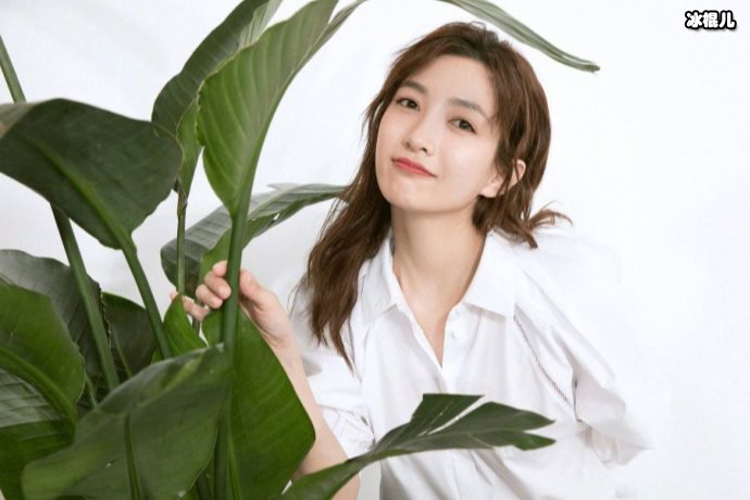 江疏影晒与同事合照调侃对方肤色被指责情商低，网友：真的服了