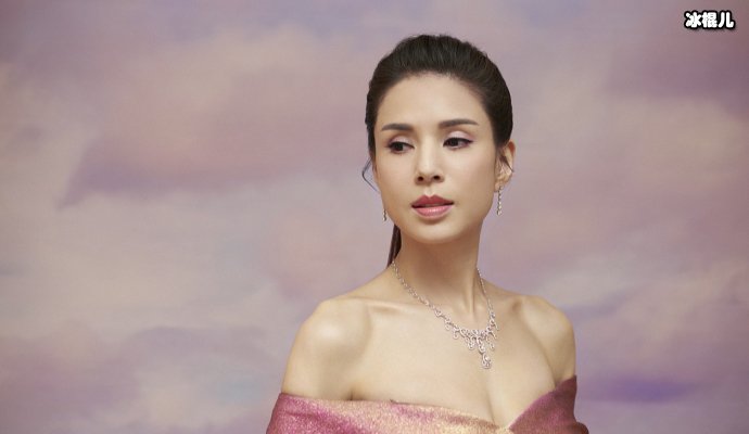 姑姑李若彤大秀锁骨，红裙美照太养眼不愧是一代女神