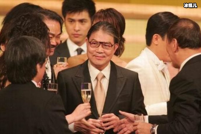 霍震霆黑郭晶晶儿媳妇只会把温柔给外人，还跟她抢孩子