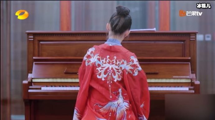 吉娜腰好细，看到她的早餐瞬间明白了
