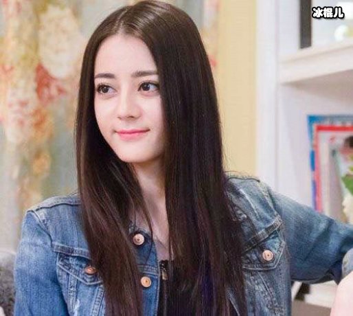 迪丽热巴拍写真，少女感十足还做出劈叉的动作