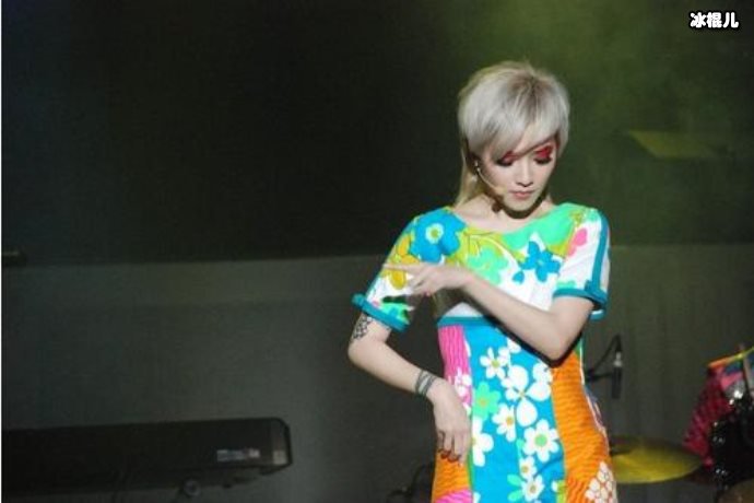 超女转行卖货主播！衣柜全是限量版