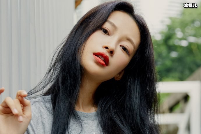 孙怡怀二胎了吗？她扶腰走路被误以为怀孕