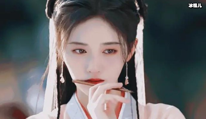 女明星的小心思多好用？鞠婧祎只做一个改变她的发量就变得极多