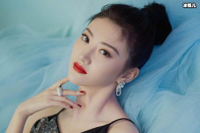 景甜承认曾整容失败，修复成功后重试信心美女形象大打折扣