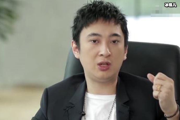 王思聪的前女友进娱乐圈后一直在糊的边缘试探，还被吐槽脸太僵