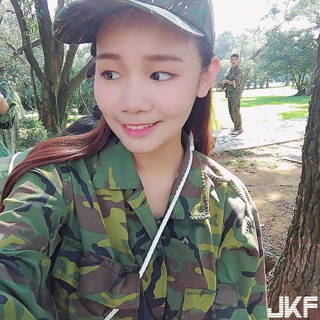 女兵超可愛！正妹穿上迷彩衣瞬間變得好療癒，讓人好想重回迷彩衣時期&#8230;.
