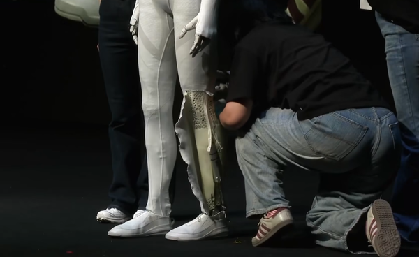 小鹏机器人是真是假?何小鹏现场直接剪开衣服自证 【WPT扑克】小鹏机器人是真是假?何小鹏现场直接剪开衣服自证