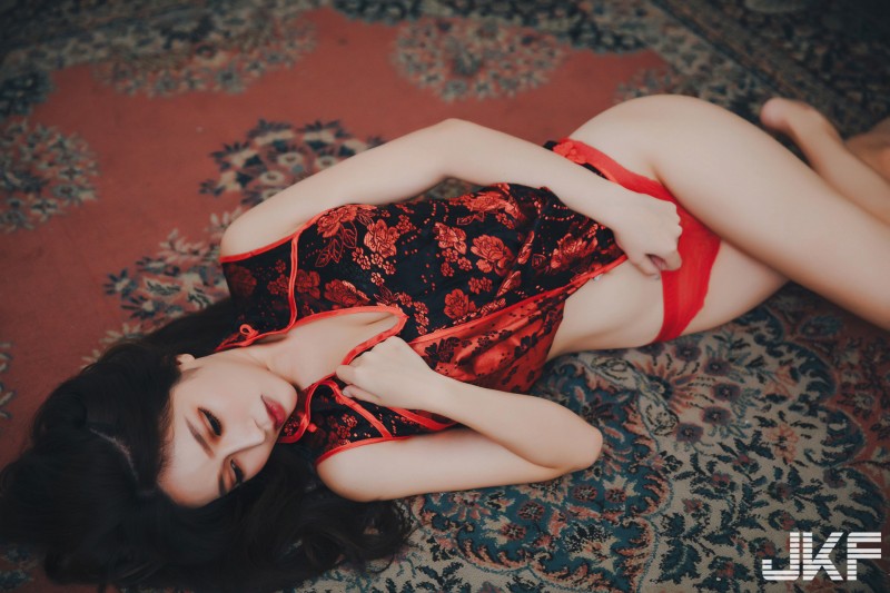 【WPT扑克】慵懶美人「雲嫣」的性感日常！惹火旗袍展現「白皙美臀」，四下無人更是直接坦露美乳…