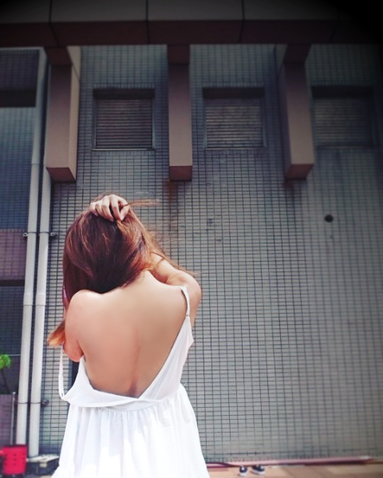 【WPT扑克】女大生挑戰若隱若現的高級撩man術！性感「趴床照」讓你第三隻眼閃淚光