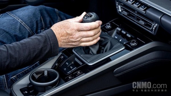 保时捷新专利公布:线控技术复刻手动挡H型换挡! 【WPT扑克】保时捷新专利公布:线控技术复刻手动挡H型换挡!