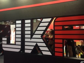 【WPT扑克】【JKF X 2016 Adult Expo】南梨央奈也來JKF獻簽名　大紅兔女郎裝好亮眼