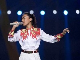 【WPT扑克】徐佳莹在《歌手当打之年》舞台上演唱歌曲《言不由衷》，感动众人