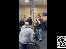 【WPT扑克】趣闻 | 男子在德州扑克室向女友求婚,看看她是否答应!